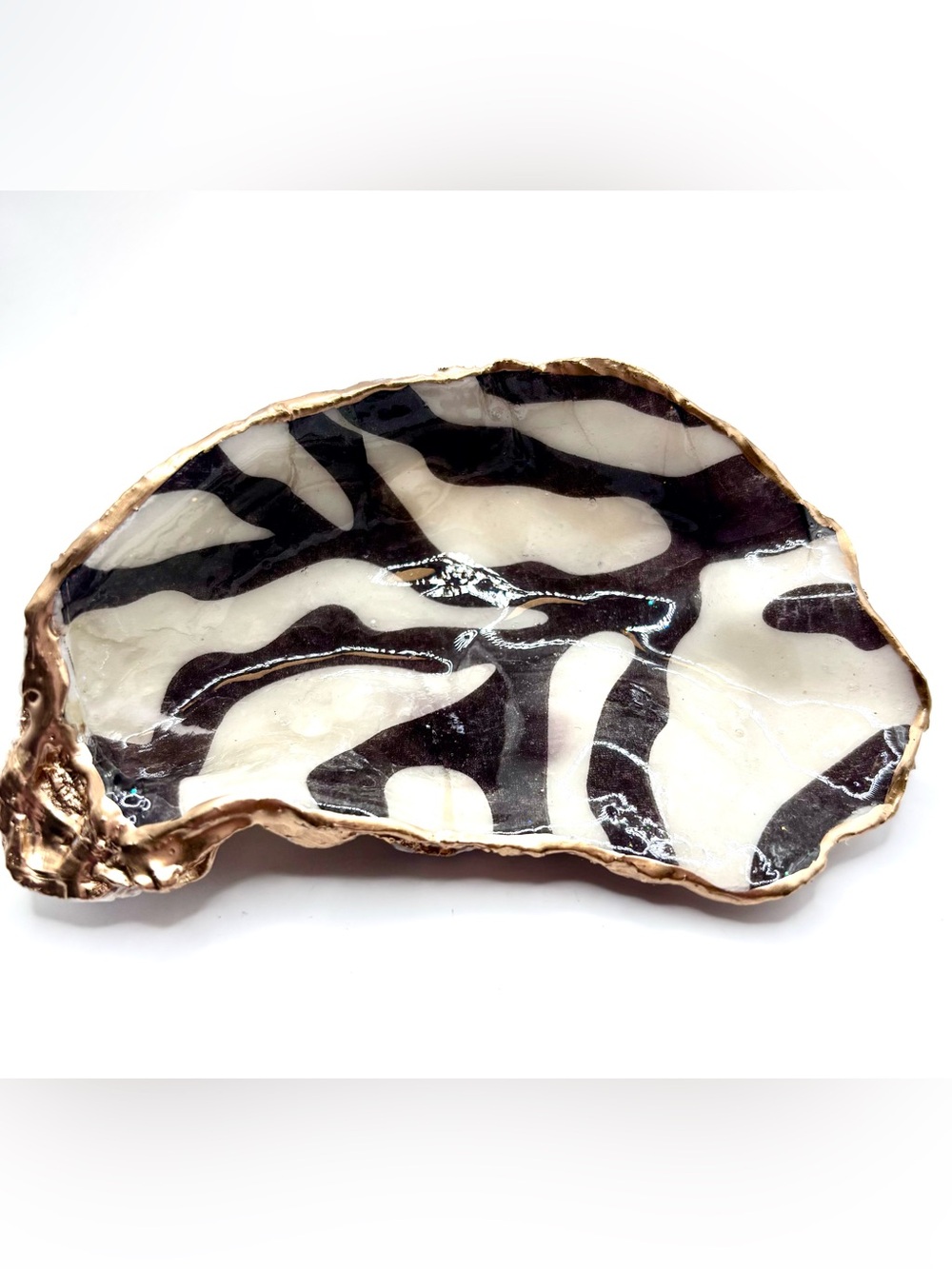Decorative oyster shell-shaped trinket dish